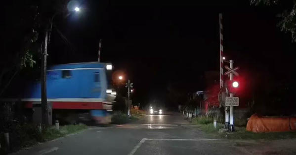 Barie đường sắt bất ngờ mở khi tàu lao qua, nhiều người thót tim