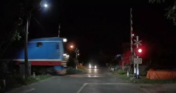 Barie đường sắt bất ngờ mở khi tàu lao qua, nhiều người thót tim
