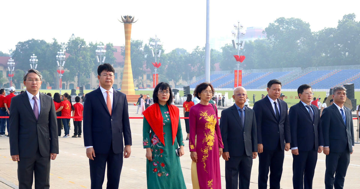 Đoàn đại biểu Bộ Tư pháp dâng hương tưởng niệm và báo công trước Anh linh Chủ tịch Hồ Chí Minh
