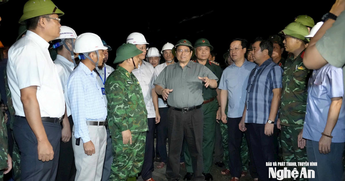 Thủ tướng Chính phủ kiểm tra công tác ứng phó bão số 5 tại các địa phương ven biển Nghệ An trong đêm