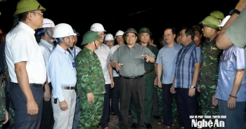 Thủ tướng Chính phủ kiểm tra công tác ứng phó bão số 5 tại các địa phương ven biển Nghệ An trong đêm
