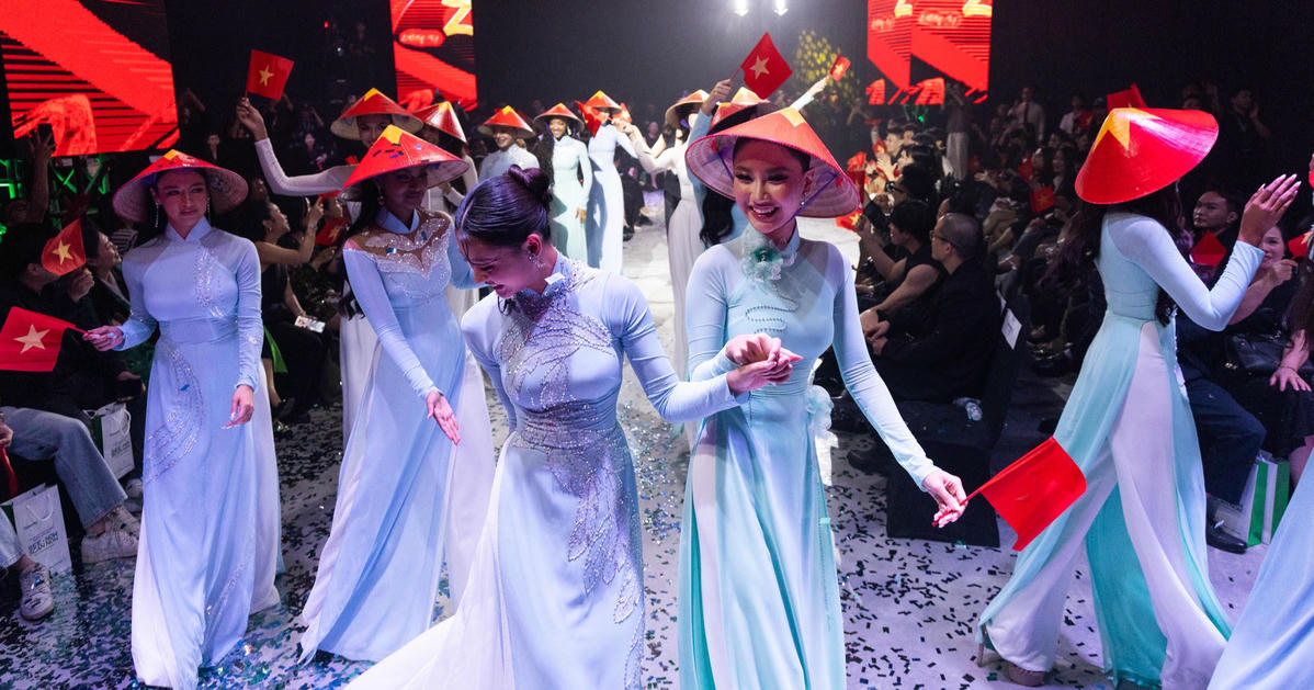 Hoa hậu Phương Linh và dàn Hoa hậu quốc tế trình diễn áo dài mừng lễ 2/9