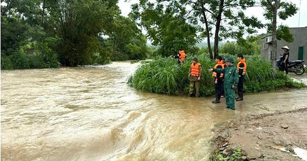 Tuyên Quang: Một người dân bị lũ cuốn khi qua cầu tràn