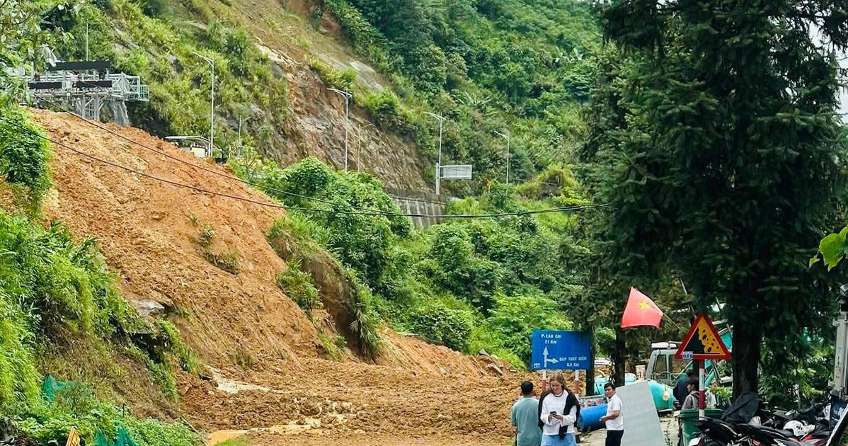 Sạt lở trên Quốc lộ 4D