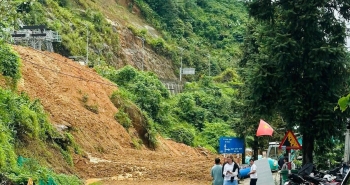 Sạt lở trên Quốc lộ 4D