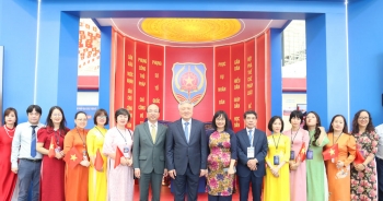 Các đại biểu tham quan không gian triển lãm của Bộ Tư pháp tại Triển lãm thành tựu Đất nước