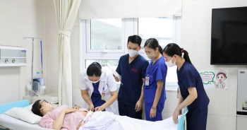 Sản phụ mang song thai bị sa dây rốn cực nguy hiểm đã được cứu sống