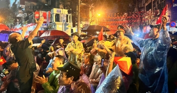Người dân thức trắng đêm đợi xem Tổng duyệt diễu binh: Khi niềm tự hào dân tộc đánh thức cả Thủ đô