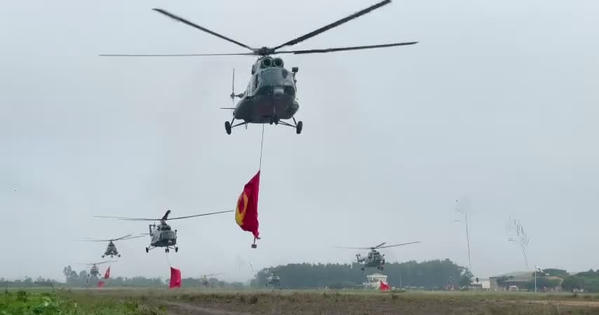 Cận cảnh 10 chiếc trực thăng cất cánh mang cờ Đảng, cờ Tổ quốc hướng về Quảng trường Ba Đình