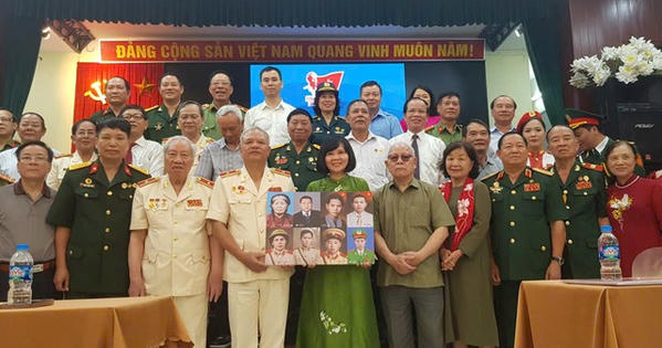 Trao 8 di ảnh đen trắng Anh hùng liệt sĩ của lực lượng Công an nhân dân