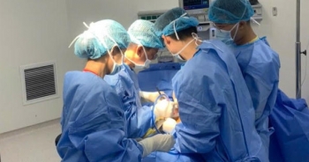 Mổ lấy sỏi mật thành công cho người đàn ông có "trái tim bên phải"