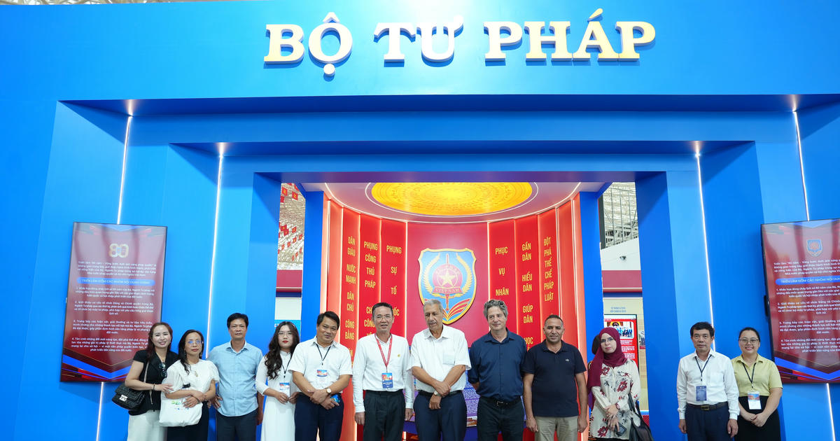 Đoàn Bộ Tư pháp An-giê-ri tham quan Triển lãm Thành tựu đất nước