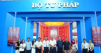 Đoàn Bộ Tư pháp An-giê-ri tham quan Triển lãm Thành tựu đất nước