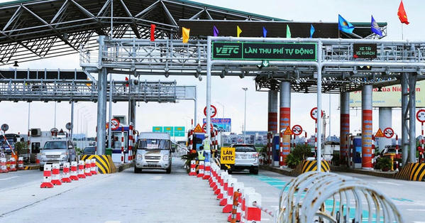 Đề xuất bỏ mức thu phí sử dụng đường bộ với xe ô tô theo chu kỳ kiểm định 18 tháng