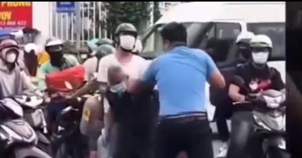 Tạm giữ khẩn cấp tài xế hành hung cụ ông 72 tuổi trên phố ở TP HCM