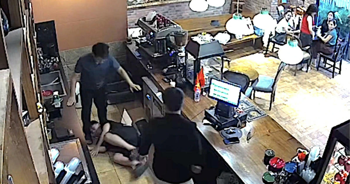 Nhân viên quán cà phê bị đánh do nhắc khách không hút thuốc: Hành vi côn đồ cần xử lý nghiêm