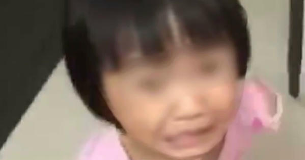 Công an vào cuộc vụ bé gái bị bố dùng dao đe dọa vì mẹ “không gửi tiền về”
