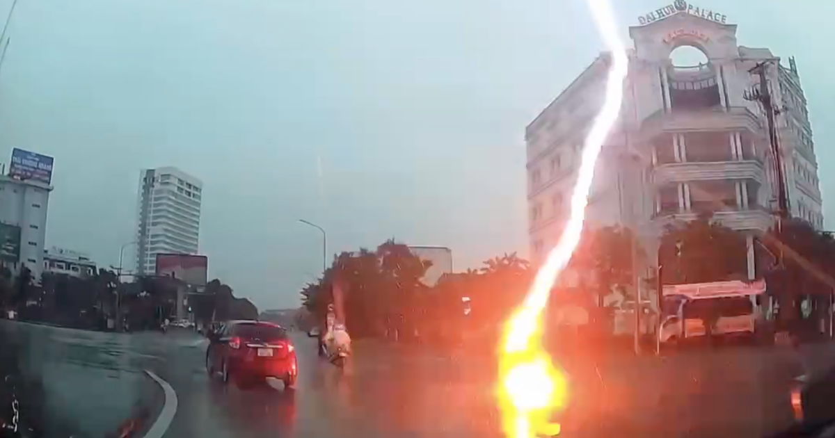 Sét đánh trúng người phụ nữ đi xe máy trên đường phố