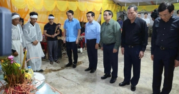Thủ tướng Phạm Minh Chính thăm hỏi người dân bị thiệt hại do lốc xoáy tại Ninh Bình