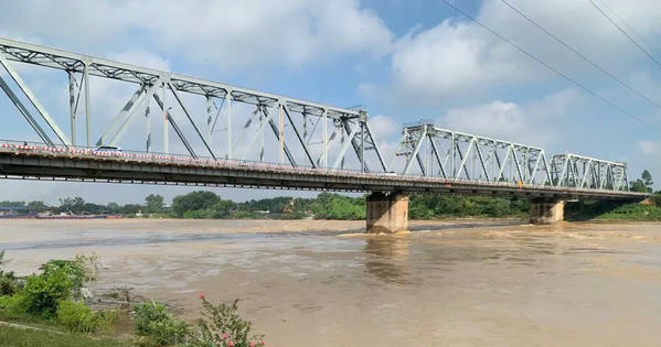 Lật tàu trên sông Lô, nghi có 2 người mất tích