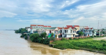Cấm tàu thuyền lưu thông trên sông Lô do mưa lũ dâng cao
