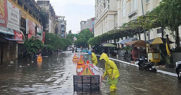 Công nhân thoát nước Hà Nội trực chiến 24/24, sẵn sàng cho “kịch bản xấu nhất” của bão số 11