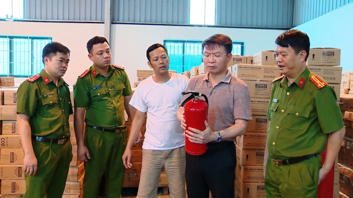 Bắt 2 giám đốc doanh nghiệp sản xuất 2,2 triệu bình chữa cháy giả, trị giá hơn 800 tỷ đồng