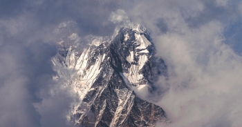 Gần 1.000 người mắc kẹt vì bão tuyết ở Everest