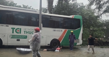 Nhiều người bị ngã khuỵ khi đi trên phố ngập nước ở Hà Nội nghi do dò rỉ điện