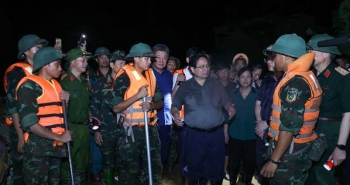 Thường trực Chính phủ: Không để dân thiếu ăn, thiếu mặc, "màn trời chiếu đất" sau bão số 11