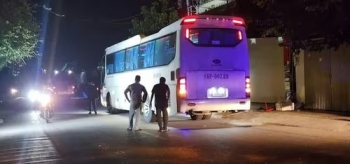 Hai xe đưa đón công nhân bị bắn vỡ kính, hàng chục người hoảng loạn