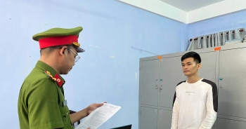 Khởi tố đối tượng đá vào bụng thai phụ vì 3 gói mì tôm
