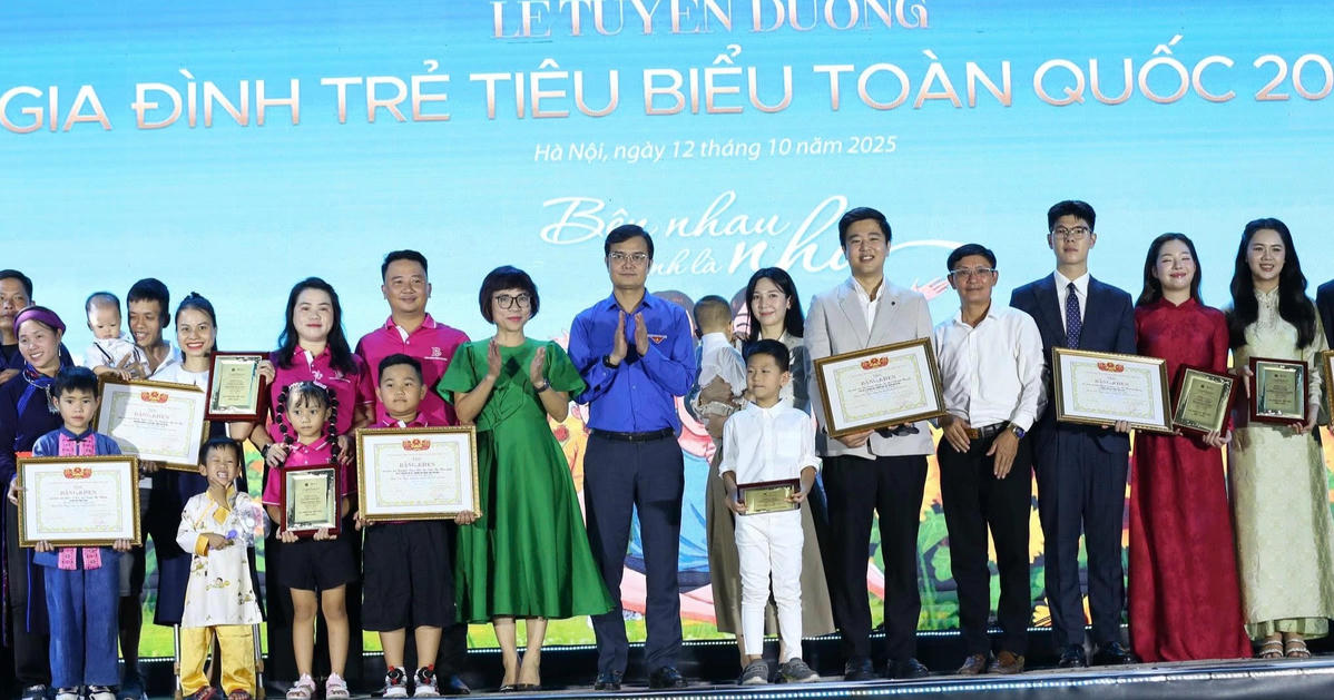 Gia đình cầu thủ Quế Ngọc Hải được vinh danh “Gia đình trẻ hạnh phúc” năm 2025