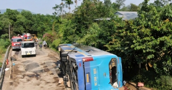 Xe khách mất phanh lao vào taluy, hàng chục người thương vong