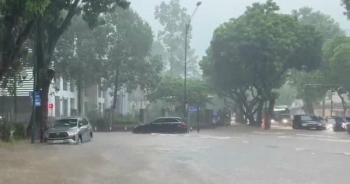 Mưa kéo dài tại Hà Nội, cảnh báo ngập nhiều tuyến phố