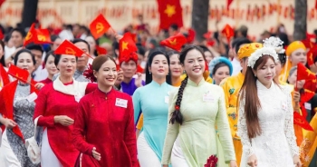 Làm gì để văn nghệ sĩ sống được với nghề?