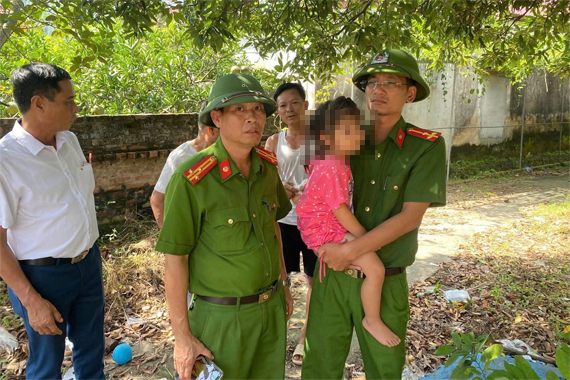 Giải cứu bé gái 3 tuổi bị bố đẻ đe dọa treo cổ
