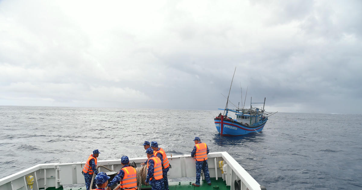 Tàu Cảnh sát biển 369 kịp thời cứu nạn tàu cá gặp sự cố tại vùng biển Trường Sa