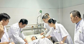 Bộ trưởng Y tế tặng Bằng khen cho 5 tập thể, cá nhân trong vụ cứu trẻ sơ sinh ở Nghệ An