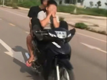 Xử lý nghiêm thiếu niên điều khiển mô tô bằng chân, "khoe chiến tích" trên mạng xã hội