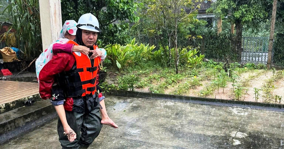 Đồi sau trụ sở xã Trà Leng, Đà Nẵng sạt lở, di dời khẩn trong đêm