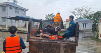 8 người trong một gia đình ở Đà Nẵng bị ngạt khí nghi do máy nổ phát điện trong lũ