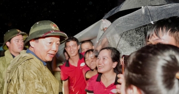 Phó Thủ tướng Trần Hồng Hà thị sát tâm lũ, động viên bà con thành phố Huế