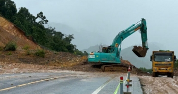 Sạt lở nghiêm trọng trên cao tốc La Sơn – Hòa Liên, hàng nghìn mét khối đất đá tràn xuống đường