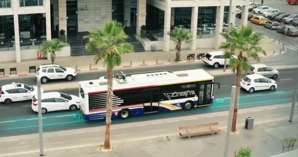 Pháp thử nghiệm đường cao tốc đầu tiên trên thế giới có thể sạc xe điện khi đang di chuyển