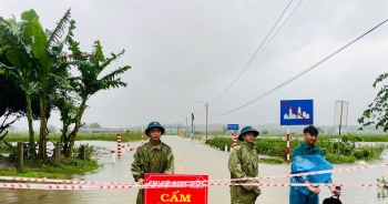 Lũ các sông Quảng Ngãi vượt đỉnh, nhiều khu dân cư chìm trong nước