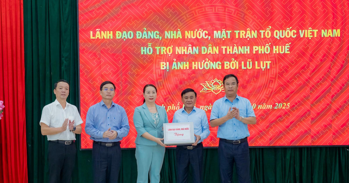 Thường trực Ban Bí thư Trần Cẩm Tú thăm, kiểm tra công tác ứng phó và khắc phục hậu quả mưa lũ tại thành phố Huế