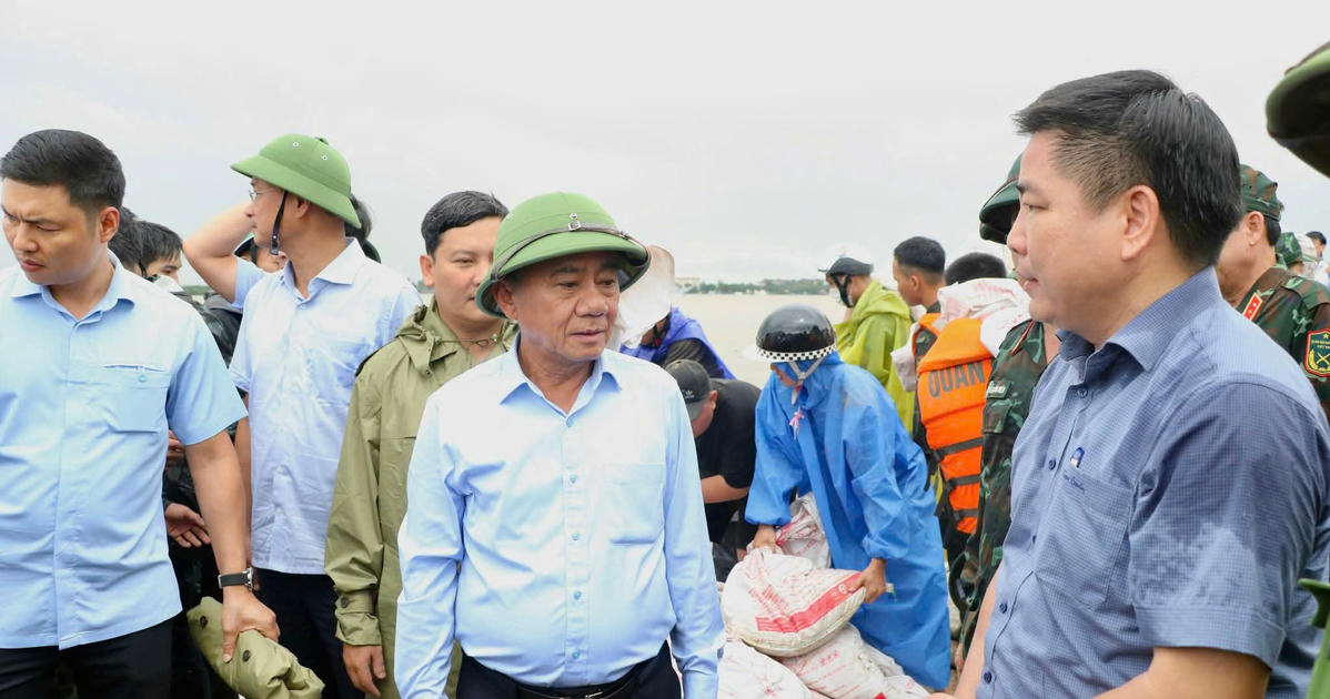 Thường trực Ban Bí thư Trần Cẩm Tú thăm, động viên nhân dân vùng lũ Đà Nẵng