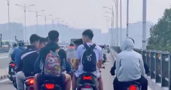 CSGT xử phạt nhóm thanh niên không đội mũ bảo hiểm đi xe máy hàng ngang trên cầu Vĩnh Tuy