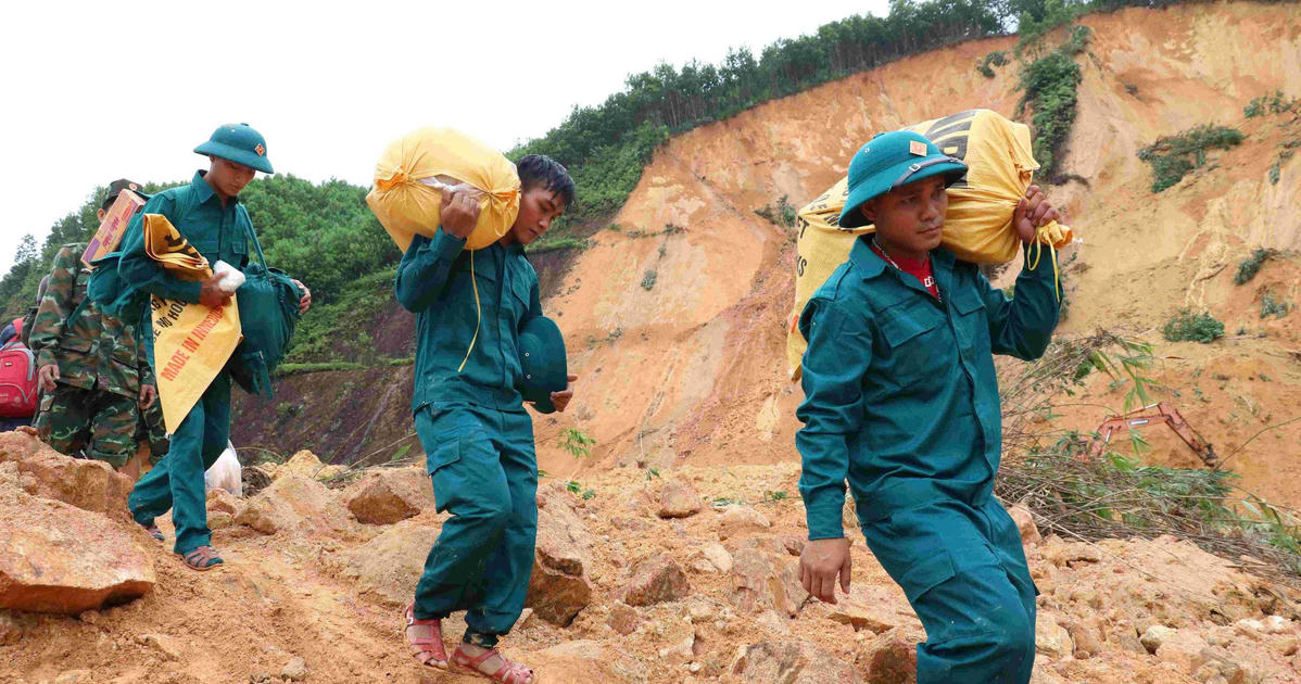 Lực lượng vũ trang giúp người dân tổng dọn vệ sinh, hỗ trợ sau lũ rút